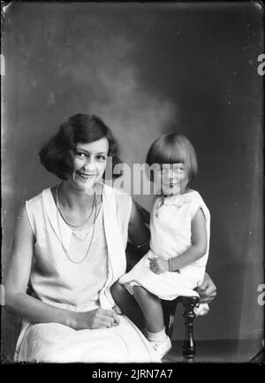 Ritratto di madre e figlia, circa 1920s, Wellington, di Berry & Co.. Foto Stock