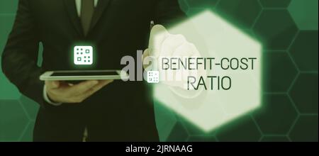 Segno che mostra il rapporto di costo di beneficio. Rapporto di concetto del Internet fra i costi ed i benefici del progetto Foto Stock