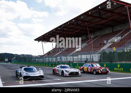 Mercedes-AMG GT One, Mercedes GT3 EDIZIONE 55, 300 SEL 6,8 AMG, così chiamata la 'Red PigÂ Â», in griglia durante la Formula 1 Rolex Belga Grand Prix 2022, 14th° round del Campionato del mondo FIA di Formula uno 2022 dal 26 al 28 agosto 2022 sul circuito di Spa-Francorchamps, in Francorchamps, Belgio - Foto: Julien Delfosse / DPPI/DPPI/LiveMedia Foto Stock