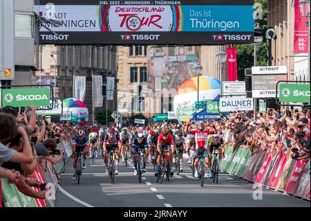 Meiningen, Germania. 25th ago, 2022. Ciclismo, Tour della Germania, Weimar - Meiningen (171,7 km), tappa 1: Caleb Ewan (2nd da destra) vince la tappa del Tour della Germania tra Weimar e Meinigen. Credit: Daniel Vogl/dpa/Alamy Live News Foto Stock