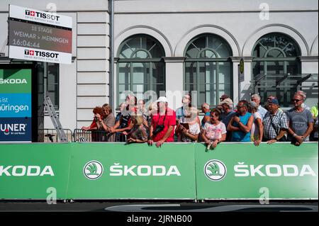 Meiningen, Germania. 25th ago, 2022. Ciclismo, Tour della Germania, Weimar - Meiningen (171,7 km), tappa 1: Gli spettatori del Tour della Germania si trovano alle barriere nella zona di arrivo. Credit: Daniel Vogl/dpa/Alamy Live News Foto Stock