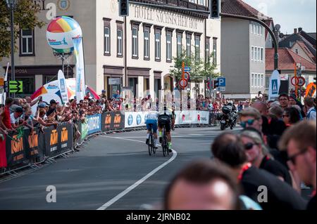 Meiningen, Germania. 25th ago, 2022. Ciclismo, Tour della Germania, Weimar - Meiningen (171,7 km), tappa 1: I primi ciclisti che attraversano il traguardo negli ultimi chilometri. Credit: Daniel Vogl/dpa/Alamy Live News Foto Stock