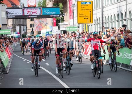 Meiningen, Germania. 25th ago, 2022. Ciclismo, Tour della Germania, Weimar - Meiningen (171,7 km), tappa 1: Caleb Ewan (2nd da destra) vince la tappa del Tour della Germania tra Weimar e Meinigen. Credit: Daniel Vogl/dpa/Alamy Live News Foto Stock