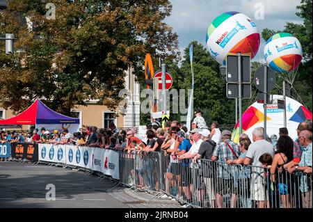 Meiningen, Germania. 25th ago, 2022. Ciclismo, Tour della Germania, Weimar - Meiningen (171,7 km), tappa 1: Gli spettatori del Tour della Germania si trovano alle barriere nella zona di arrivo. Credit: Daniel Vogl/dpa/Alamy Live News Foto Stock