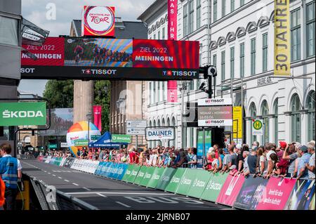 Meiningen, Germania. 25th ago, 2022. Ciclismo, Tour della Germania, Weimar - Meiningen (171,7 km), 1st tappa: Il traguardo a Meiningen con gli spettatori alle barriere. Credit: Daniel Vogl/dpa/Alamy Live News Foto Stock