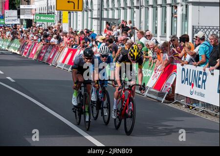 Meiningen, Germania. 25th ago, 2022. Ciclismo, Tour della Germania, Weimar - Meiningen (171,7 km), tappa 1: I primi ciclisti che attraversano il traguardo negli ultimi chilometri. Credit: Daniel Vogl/dpa/Alamy Live News Foto Stock