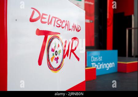 Meiningen, Germania. 25th ago, 2022. Ciclismo, Tour della Germania, Weimar - Meiningen (171,7 km), fase 1: Logo Tour della Germania. Credit: Daniel Vogl/dpa/Alamy Live News Foto Stock