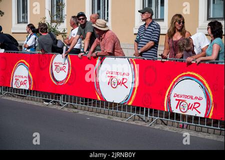 Meiningen, Germania. 25th ago, 2022. Ciclismo, Tour della Germania, Weimar - Meiningen (171,7 km), tappa 1: Gli spettatori del Tour della Germania si trovano alle barriere nella zona di arrivo. Credit: Daniel Vogl/dpa/Alamy Live News Foto Stock