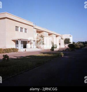 1964, storico, esterno dell'edificio a due piani della al-Thagher Model School, Jeddah, Arabia Saudita, un'istituzione educativa solo per ragazzi primari e secondari. La scuola fu originariamente fondata a Taif all'inizio degli anni '1950s dal Faisal dell'Arabia Saudita. Nel 1964, il Faisal, il re dell'Arabia Saudita, costruì un grande campus per la scuola di Jeddah qui vista, che divenne la scuola più prestigiosa della città. Osama bin Laden, terrorista islamico nato dall'Arabia Saudita, è stato allievo di al-Thager dal 1968 al 1976. Foto Stock