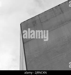 Un'immagine in scala di grigi a basso angolo di un dettaglio sul centro culturale Brama Poznania a Poznan, Polonia Foto Stock