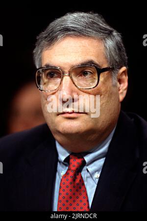 Meyer Koplow, avvocato rappresentante l'industria del tabacco testimonia all'udienza del Senato a Capitol Hill, 26 giugno 1997 a Washington, D.C. le società del tabacco hanno stabilito una causa con gli stati valutati a $246 miliardi di dollari. Foto Stock