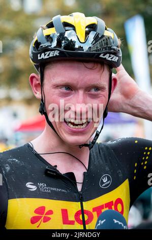 Meiningen, Germania. 25th ago, 2022. Ciclismo, Tour della Germania, Weimar - Meiningen (171, 7 km), 1st tappa: Jakob Geßner poco dopo aver attraversato il traguardo durante la 1st tappa del Tour della Germania da Weimar a Meiningen. Credit: Daniel Vogl/dpa/Alamy Live News Foto Stock