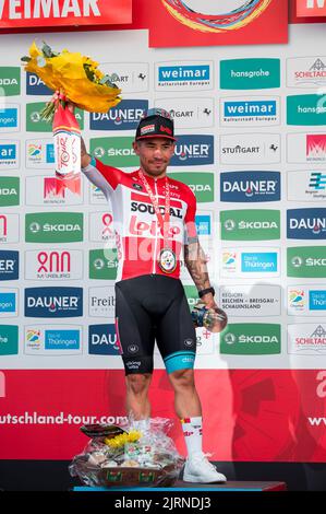 Meiningen, Germania. 25th ago, 2022. Ciclismo, Tour della Germania, Weimar - Meiningen (171,7 km), tappa 1: Caleb Ewan (M) ha superato il traguardo come vincitore della giornata nella tappa 1 del Tour della Germania da Weimar a Meiningen. Credit: Daniel Vogl/dpa/Alamy Live News Foto Stock