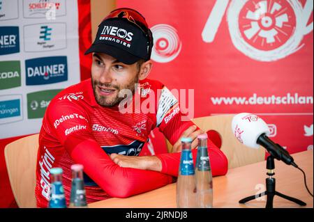 Meiningen, Germania. 25th ago, 2022. Ciclismo, Tour della Germania, Weimar - Meiningen (171,7 km), 1st tappa: Filippo Ganna, leader assoluto della 1st tappa del Tour della Germania da Weimar a Meiningen, risponde alle domande della stampa. Credit: Daniel Vogl/dpa/Alamy Live News Foto Stock