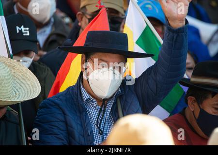 La Paz, Bolivia. 25th ago, 2022. Luis Arce (m.), presidente della Bolivia, si è fatto un'onda di tifosi durante un rally. "Stiamo iniziando questo grande raduno per il paese e la democrazia", ha scritto il leader boliviano su Twitter. Arce aveva chiamato per il rally. Egli ha affermato che si intendeva inviare un segnale contro i 'golpe plottatori di destra'. Credit: Radoslaw Czajkowski/dpa/Alamy Live News Foto Stock