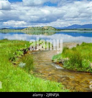 ruscello che scorre nel lago kleinschmidt nella valle del blackfoot vicino a ovando, montana Foto Stock