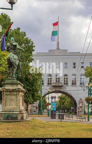 Szeged, Ungheria - 30 luglio 2022: Statua equestre di Francesco II Rakoczi nel Memorial Park Panoramica Heroes Gate Arch Way porta Heroum nel centro della città. Foto Stock