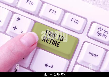 Didascalia di testo che indica il tempo di ritiro. Panoramica aziendale basta che lo stato di pensionato smetta di lavorare negli anziani abbastanza anziani Foto Stock