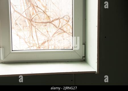 sensore di apertura finestra appeso alla finestra, sistema di allarme casa, protezione casa, allarme casa Foto Stock