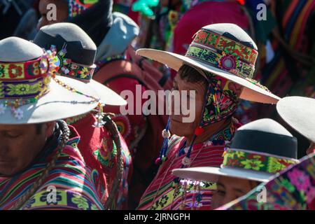 La Paz, Bolivia. 25th ago, 2022. I sostenitori del governo boliviano e del partito MAS partecipano a un raduno a sostegno del governo. "Stiamo iniziando questo grande raduno per il paese e la democrazia", ha scritto il leader boliviano Arce su Twitter. Arce aveva chiamato per il rally. L'obiettivo era quello di inviare un segnale contro i 'tracciatori del colpo di stato di destra'. Credit: Radoslaw Czajkowski/dpa/Alamy Live News Foto Stock