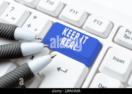 Scrittura visualizzazione testo mantenere reale. Business approccio essere voi stessi onesto autentico vero dire la verità sempre uomo d'affari premendo su impronta digitale Foto Stock