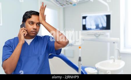 medico o dentista indiano che chiama sullo smartphone Foto Stock