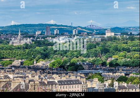 Vista sui tetti verso i Forth Bridge in una giornata di sole con il Fettes College, Edimburgo, Scozia, Regno Unito Foto Stock