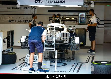 Scuderia AlphaTauri, Ambiance garage, box, durante il Gran Premio del Belgio Rolex Formula 1 2022, 14th° round del Campionato del mondo FIA Formula uno 2022 dal 26 al 28 agosto 2022 sul circuito di Spa-Francorchamps, a Francorchamps, Belgio - Foto: Florent Gooden / DPPI/DPPI/LiveMedia Foto Stock