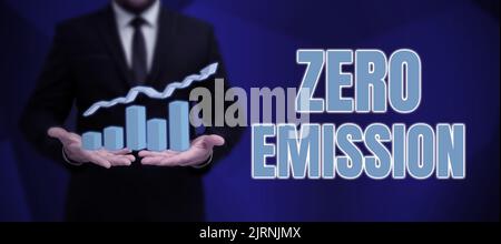 Scrittura a mano del testo Zero Emission. Vetrina aziendale motore energia motore Fonte che non emette rifiuti prodotti Lady in tuta penna simboleggiare Foto Stock