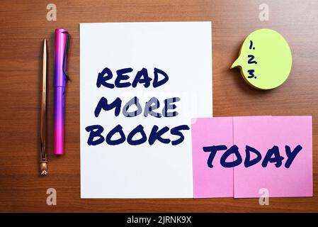 Segno che mostra Leggi altri libri. Concetto del Internet aumenti il vostro livello educativo ottenga la scrittura supplementare di conoscenza su carta con la corrente del matita Foto Stock