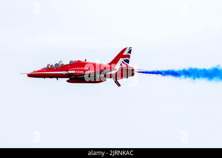 Eastbourne, East Sussex, Regno Unito. Con il RAF Red Arrows Display Team all'annuale Eastbourne Airshow visto dalla spiaggia di Eastbourne. 21st agosto 2022. Credit David Smith/Alamy Live News Foto Stock