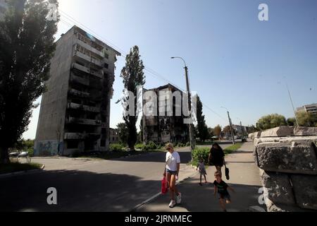 REGIONE DI KIEV, UCRAINA - 24 AGOSTO 2022 - edifici residenziali danneggiati dalla conchiglie russa a Borodyanka, regione di Kiev, Ucraina centro-settentrionale. Foto Stock