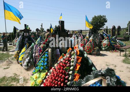 REGIONE DI KIEV, UCRAINA - 24 AGOSTO 2022 - tombe sul territorio del cimitero di Buka, regione di Kiev, Ucraina centro-settentrionale. Foto Stock