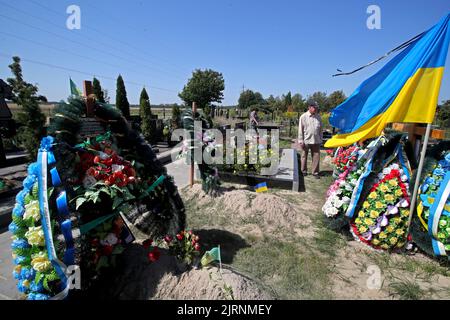 REGIONE DI KIEV, UCRAINA - 24 AGOSTO 2022 - tombe sul territorio del cimitero di Buka, regione di Kiev, Ucraina centro-settentrionale. Foto Stock