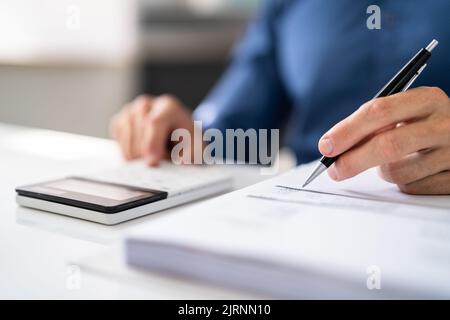 Conto fiscale che lavora con contabilità pubblica Foto Stock