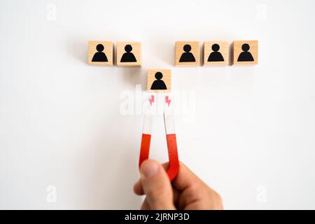 Il Business Lead e il magnete di generazione del cliente che tira i personaggi Foto Stock