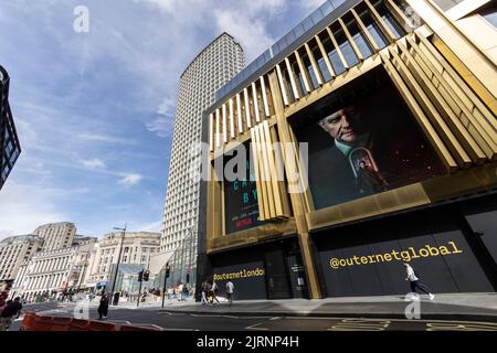 Esterno di Oouternet London, coinvolgente quartiere dei divertimenti nel cuore del centro di Londra, Tottenham Court Road, Londra, Regno Unito Foto Stock