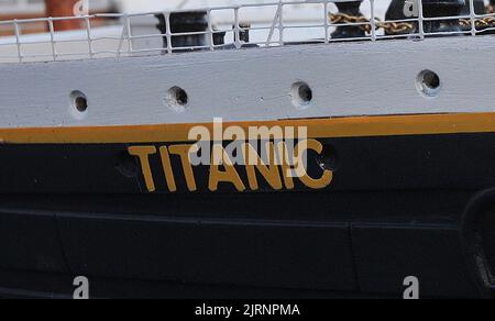 L'unico pericolo per Titanic durante il suo viaggio da fanciulla era cigni non iceberg sul lago navigabile a Southsea, Hants. Il vascello stupefacente , che suona musica dal 1912 e ha Jack e Rose in piedi sulla prua, Preso alle acque del lago Canoe per il suo primo viaggio 100 anni dopo la tragedia nell'Atlantico il modello lungo 6 piedi è stato costruito da Errol Johns 54 anni e il suo amico Paul Kwiatkowski (28) in appena sei settimane. Errol ha detto ''My gran era 14 quando il Titanic affondò e conosceva qualcuno che sopravvisse al naufragio . Mi ricordo di aver guardato il film "Una Notte da ricordare" con lei. Quello è quando sono diventato fa Foto Stock