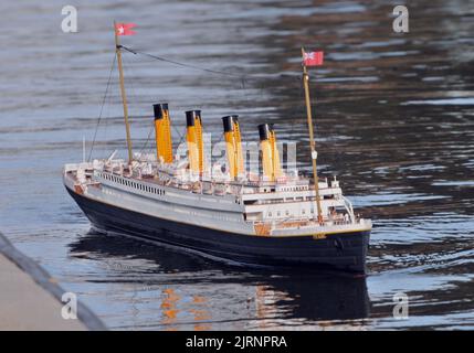 L'unico pericolo per Titanic durante il suo viaggio da fanciulla era cigni non iceberg sul lago navigabile a Southsea, Hants. Il vascello stupefacente , che suona musica dal 1912 e ha Jack e Rose in piedi sulla prua, Preso alle acque del lago Canoe per il suo primo viaggio 100 anni dopo la tragedia nell'Atlantico il modello lungo 6 piedi è stato costruito da Errol Johns 54 anni e il suo amico Paul Kwiatkowski (28) in appena sei settimane. Errol ha detto ''My gran era 14 quando il Titanic affondò e conosceva qualcuno che sopravvisse al naufragio . Mi ricordo di aver guardato il film "Una Notte da ricordare" con lei. Quello è quando sono diventato fa Foto Stock