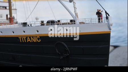 L'unico pericolo per Titanic durante il suo viaggio da fanciulla era cigni non iceberg sul lago navigabile a Southsea, Hants. Il vascello stupefacente , che suona musica dal 1912 e ha Jack e Rose in piedi sulla prua, Preso alle acque del lago Canoe per il suo primo viaggio 100 anni dopo la tragedia nell'Atlantico il modello lungo 6 piedi è stato costruito da Errol Johns 54 anni e il suo amico Paul Kwiatkowski (28) in appena sei settimane. Errol ha detto ''My gran era 14 quando il Titanic affondò e conosceva qualcuno che sopravvisse al naufragio . Mi ricordo di aver guardato il film "Una Notte da ricordare" con lei. Quello è quando sono diventato fa Foto Stock