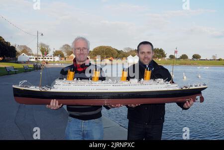 L'unico pericolo per Titanic durante il suo viaggio da fanciulla era cigni non iceberg sul lago navigabile a Southsea, Hants. Il vascello stupefacente , che suona musica dal 1912 e ha Jack e Rose in piedi sulla prua, Preso alle acque del lago Canoe per il suo primo viaggio 100 anni dopo la tragedia nell'Atlantico il modello lungo 6 piedi è stato costruito da Errol Johns 54 anni e il suo amico Paul Kwiatkowski (28) in appena sei settimane. Errol ha detto ''My gran era 14 quando il Titanic affondò e conosceva qualcuno che sopravvisse al naufragio . Mi ricordo di aver guardato il film "Una Notte da ricordare" con lei. Quello è quando sono diventato fa Foto Stock