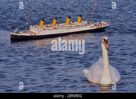 L'unico pericolo per Titanic durante il suo viaggio da fanciulla era cigni non iceberg sul lago navigabile a Southsea, Hants. Il vascello stupefacente , che suona musica dal 1912 e ha Jack e Rose in piedi sulla prua, Preso alle acque del lago Canoe per il suo primo viaggio 100 anni dopo la tragedia nell'Atlantico il modello lungo 6 piedi è stato costruito da Errol Johns 54 anni e il suo amico Paul Kwiatkowski (28) in appena sei settimane. Errol ha detto ''My gran era 14 quando il Titanic affondò e conosceva qualcuno che sopravvisse al naufragio . Mi ricordo di aver guardato il film "Una Notte da ricordare" con lei. Quello è quando sono diventato fa Foto Stock