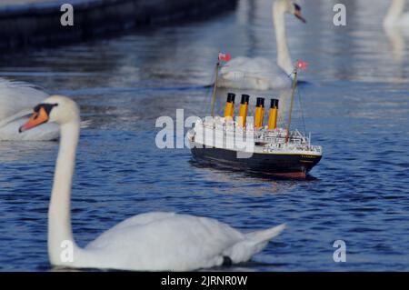 L'unico pericolo per Titanic durante il suo viaggio da fanciulla era cigni non iceberg sul lago navigabile a Southsea, Hants. Il vascello stupefacente , che suona musica dal 1912 e ha Jack e Rose in piedi sulla prua, Preso alle acque del lago Canoe per il suo primo viaggio 100 anni dopo la tragedia nell'Atlantico il modello lungo 6 piedi è stato costruito da Errol Johns 54 anni e il suo amico Paul Kwiatkowski (28) in appena sei settimane. Errol ha detto ''My gran era 14 quando il Titanic affondò e conosceva qualcuno che sopravvisse al naufragio . Mi ricordo di aver guardato il film "Una Notte da ricordare" con lei. Quello è quando sono diventato fa Foto Stock