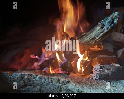 bellissimo falò grande tra le rocce di notte. Foto di alta qualità Foto Stock