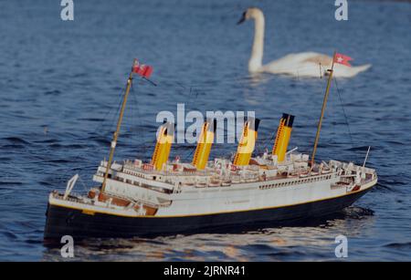 L'unico pericolo per Titanic durante il suo viaggio da fanciulla era cigni non iceberg sul lago navigabile a Southsea, Hants. Il vascello stupefacente , che suona musica dal 1912 e ha Jack e Rose in piedi sulla prua, Preso alle acque del lago Canoe per il suo primo viaggio 100 anni dopo la tragedia nell'Atlantico il modello lungo 6 piedi è stato costruito da Errol Johns 54 anni e il suo amico Paul Kwiatkowski (28) in appena sei settimane. Errol ha detto ''My gran era 14 quando il Titanic affondò e conosceva qualcuno che sopravvisse al naufragio . Mi ricordo di aver guardato il film "Una Notte da ricordare" con lei. Quello è quando sono diventato fa Foto Stock