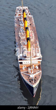 L'unico pericolo per Titanic durante il suo viaggio da fanciulla era cigni non iceberg sul lago navigabile a Southsea, Hants. Il vascello stupefacente , che suona musica dal 1912 e ha Jack e Rose in piedi sulla prua, Preso alle acque del lago Canoe per il suo primo viaggio 100 anni dopo la tragedia nell'Atlantico il modello lungo 6 piedi è stato costruito da Errol Johns 54 anni e il suo amico Paul Kwiatkowski (28) in appena sei settimane. Errol ha detto ''My gran era 14 quando il Titanic affondò e conosceva qualcuno che sopravvisse al naufragio . Mi ricordo di aver guardato il film "Una Notte da ricordare" con lei. Quello è quando sono diventato fa Foto Stock