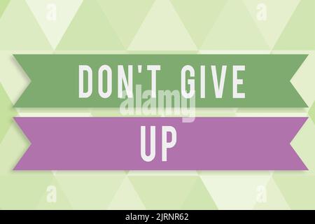 Didascalia di testo che presenta Don T give Up. Parola scritta su continuare a provare fino a quando non si riesce a seguire i tuoi sogni obiettivi Donna con Tablet presentazione digitale Foto Stock