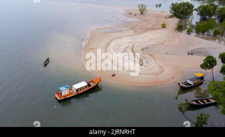 Veduta aerea di piccole barche sulla spiaggia con la foresta di mangrovie in Ao Thalane, Krabi, Thailandia. Foto Stock