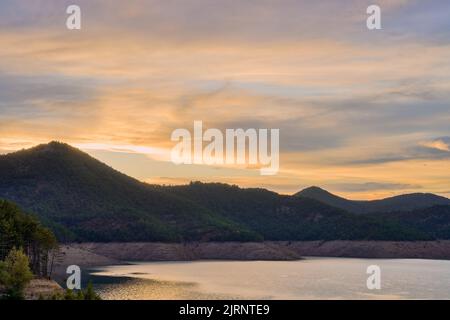 Vista sul bacino idrico di Itoiz in Navarra, molto vuoto a causa della siccità estiva. Foto di alta qualità Foto Stock