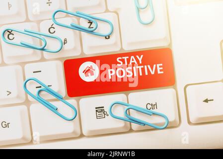 Scrittura visualizzazione testo rimanere positivo. Business concept essere ottimista motivato buon atteggiamento ispirato uomo d'affari speranzoso in tuta tenendo palmo aperto Foto Stock